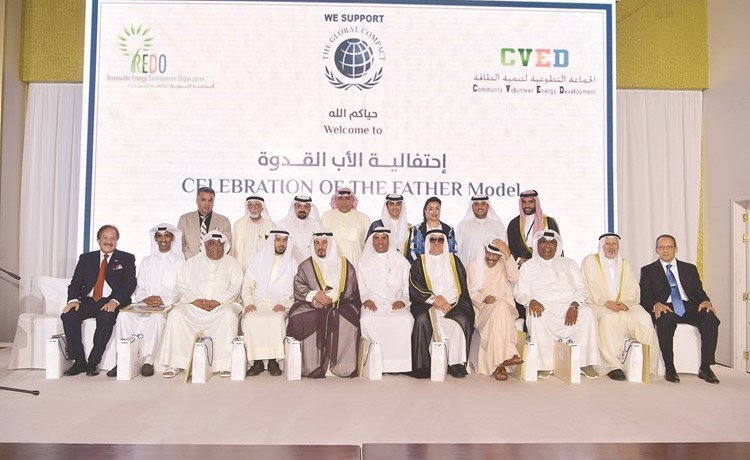 الشيخ فهد جابر العلي ود.غدير الصقعبي مع المكرمين بحفل الأب القدوة في لقطة جماعية	(قاسم باشا )﻿
