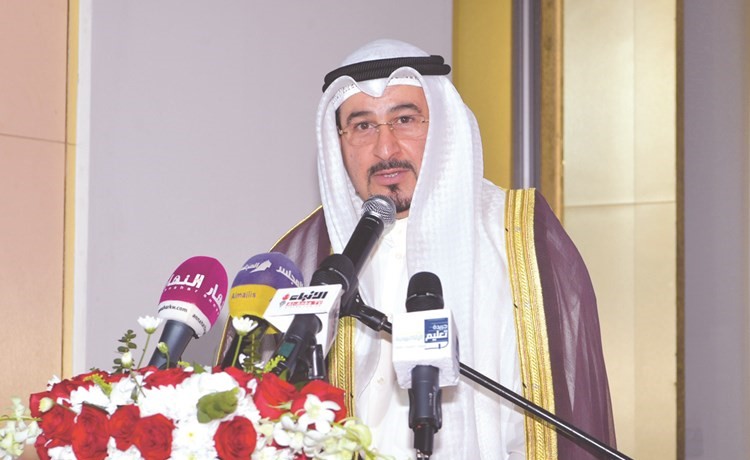 الشيخ فهد جابر العلي ملقيا كلمة تهنئة للمكرمين﻿