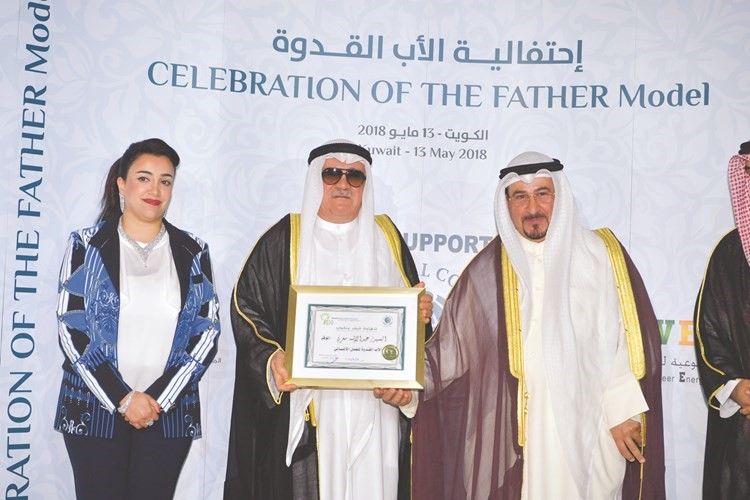 الشيخ فهد جابر العلي ود.غدير الصقعبي يكرمان رجل الأعمال عبدالإله معرفي ﻿