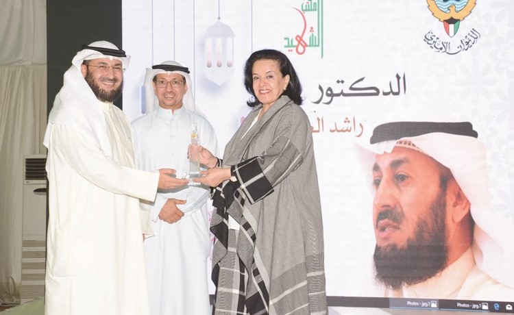 تكريم احد المشاركين بأنشطة المركز﻿