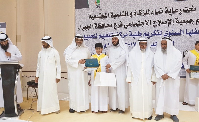 تكريم الهنيدي لأحد الطلاب﻿