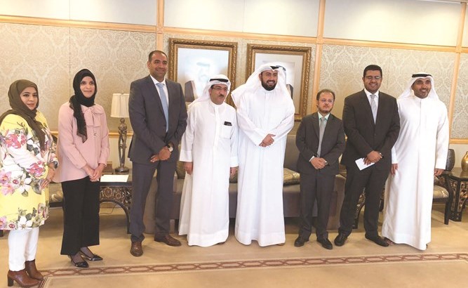  وزير الصحة ووكيل الوزارة يتوسطان أعضاء الجمعية الطبية﻿