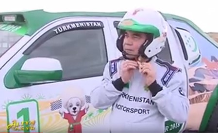 بالفيديو.. من الرئيس الذي قهر المحترفين في سباق للسيارات؟
