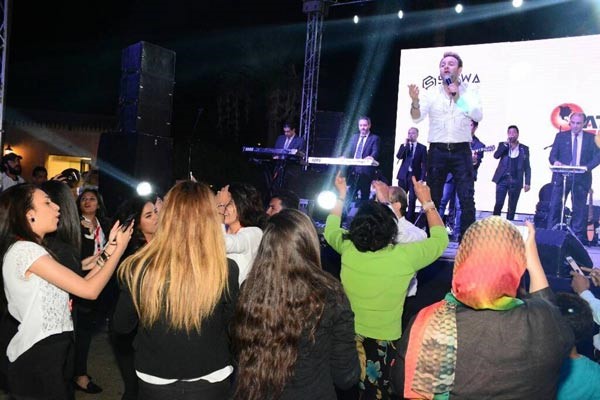 بالصور.. أول ظهور لمصطفى قمر بعد طلاقه والكشف عن زواجه الثاني