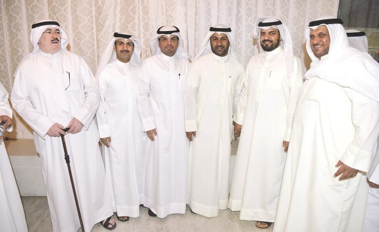 محمد المطيري متوسطا عددا من المهنئين خلال حفل الاستقبال	(محمد هنداوي) ﻿