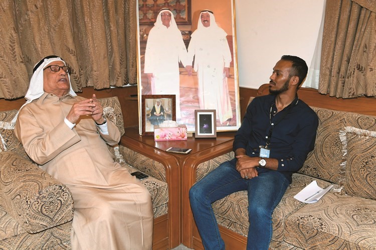 العم د.صالح العجيري متحدثا للزميل كريم طارق 		(محمد هاشم)﻿