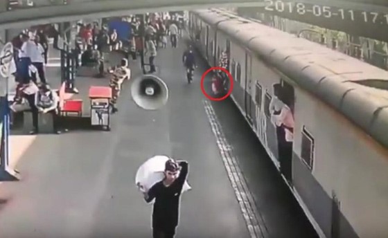 فيديو خطير لرجل أمن ينقذ طفلة من الموت
