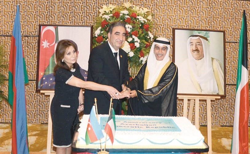م. عادل الخرافي يشارك سفير اذربيجان وحرمه قطع كعكة الاحتفال ﻿