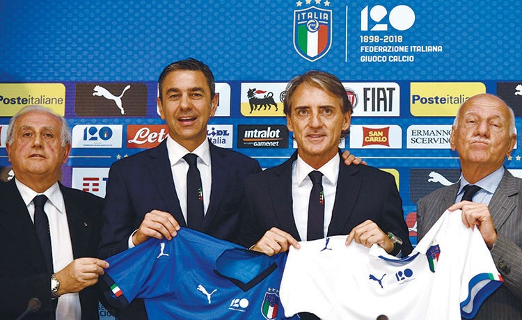تقديم مانشيني لوسائل الإعلام بعد توقيع عقد تدريب المنتخب الإيطالي