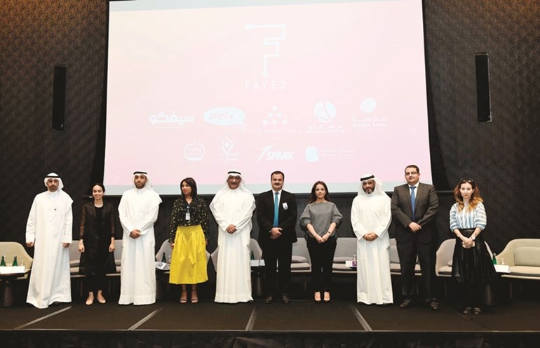 لقطة جماعية لقيادات بنك وربة والمشاركين في تطبيق Fayez 	(متين غوزال) ﻿