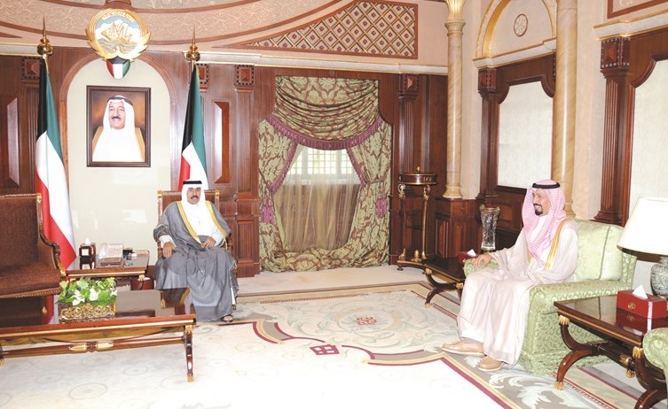 سمو ولي العهد الشيخ نواف الاحمد مستقبلا الشيخ علي الخالد﻿