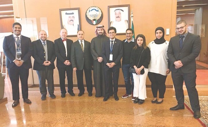 السفير جمال الغنيم والمستشار مشعل المنصور والبروفيسور دتليف هميس مع حسين خشاب وفاطمة مير أحمدي وفرح الديهاني وعلي الخريبط وأحمد العمار وعلي القلاف وعبدالرزاق الصانع﻿