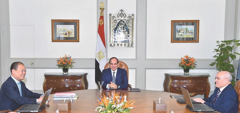 الرئيس عبدالفتاح السيسي مستقبلا وانج لين نائب رئيس مجموعة شركات بولي الدولية الصينية بحضور د.محمد العصار وزير الدولة للإنتاج الحربي﻿