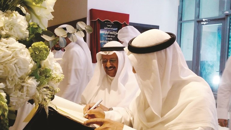 فيصل بدر الساير ومبارك ناصر الساير خلال التوقيع في كتاب تذكاري بقائمة الحضور﻿