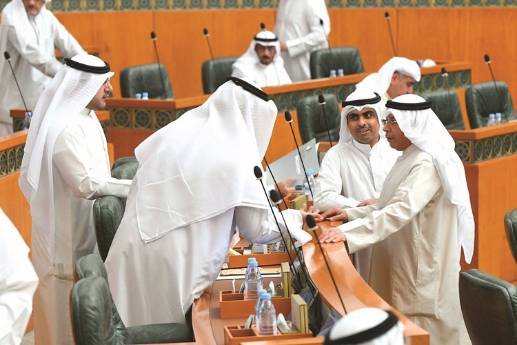 الشيخ خالد الجراح ود. عبدالكريم الكندري ورياض العدساني ﻿