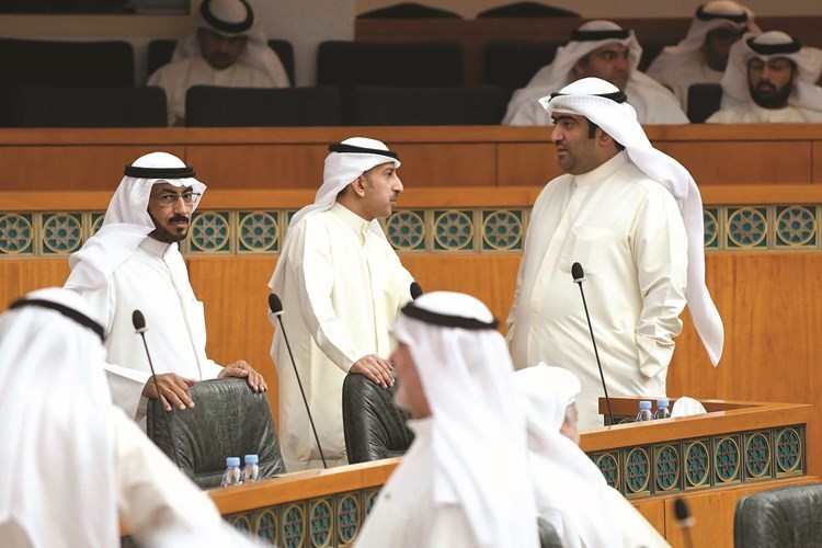 خالد الروضان وعبدالوهاب البابطين وسعود الشويعر خلال الجلسة﻿