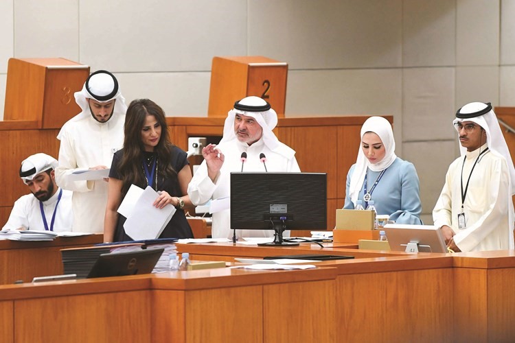 صالح عاشور ورئيسة مكتب اللجنة المالية ورئيسة قسم التقارير المالية وموظفو اللجنة على المنصة﻿