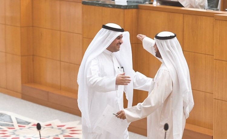 النائب ثامر السويط يتلقى تهنئة بسلامة العودة من علي الدقباسي(هاني الشمري)﻿