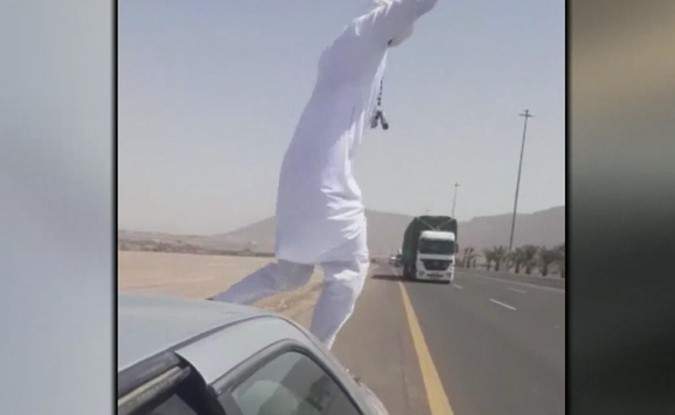 بالفيديو.. شاب متهور في السعودية رقص أعلى سيارة ثم ألقى بنفسه أمام شاحنة