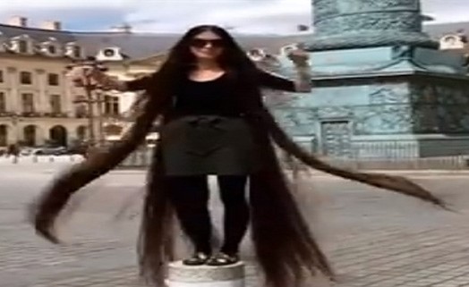 بالفيديو.. فتاة تشعل مواقع التواصل باستعراض شعرها المذهل بأحد الميادين