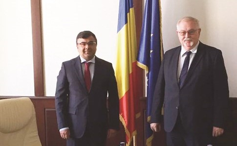 السفير طلال الهاجري خلال اللقاء مع وزير الطاقة الروماني انطون انطون﻿
