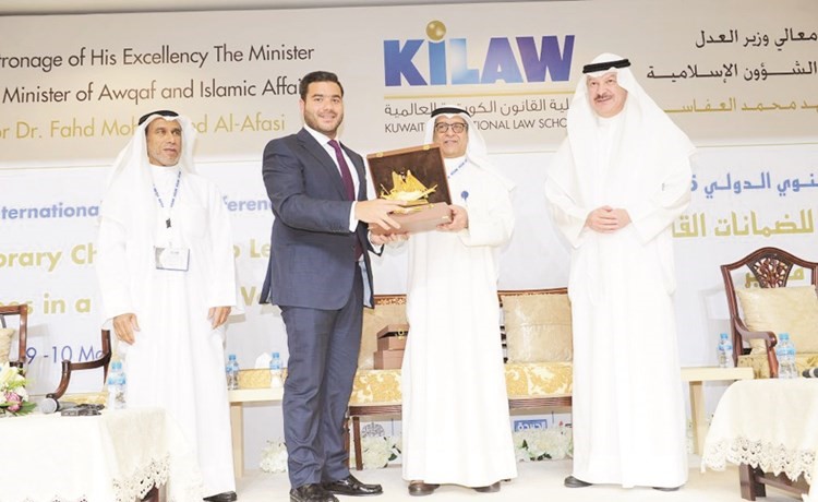 نواف ناجيا يتسلم درعا تكريمية تقديرا لرعاية (KIB)﻿