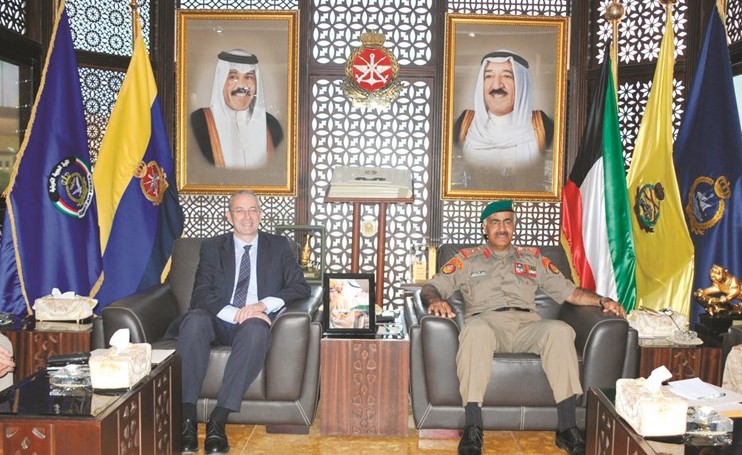 الفريق الركن محمد الخضر مستقبلا السفير البريطاني ﻿