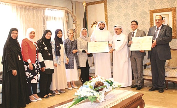الوزير الشيخ د.باسل الصباح مع طاقم مستشفى العدان ﻿