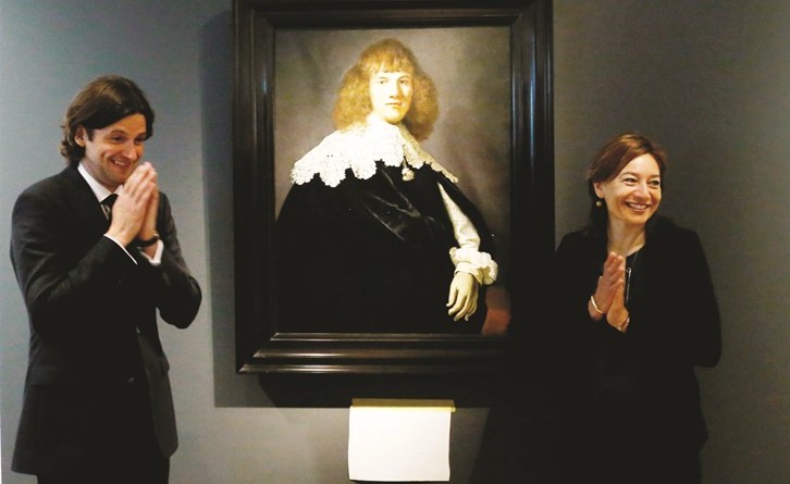 ﻿ يان سيكس وكاثرين بروير مديرة متحف هيرميتاج بجوار اللوحة ﻿
