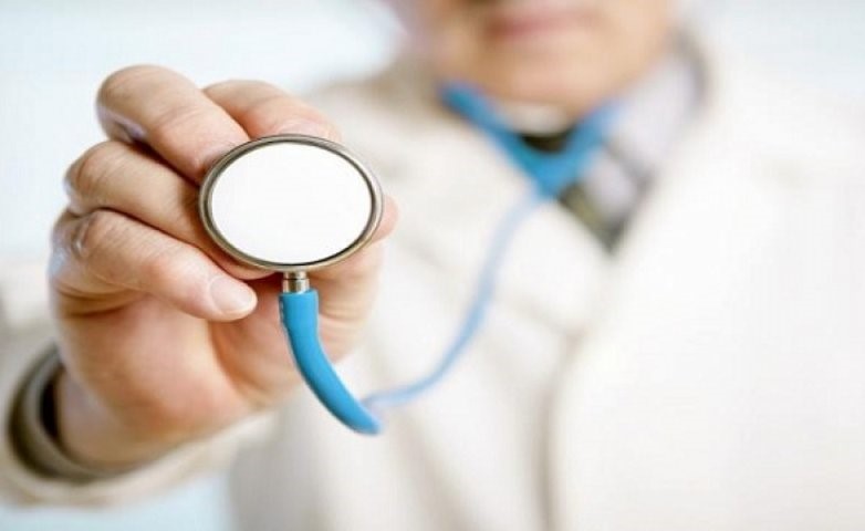 مرض مجهول يحير الأطباء في مصر.. طفلة تعرق دمًا من كل أجزاء جسدها