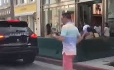 بيفرلي هيلز.. شاهد ما فعله رجل حين رأى سيارة فارهة بالشارع