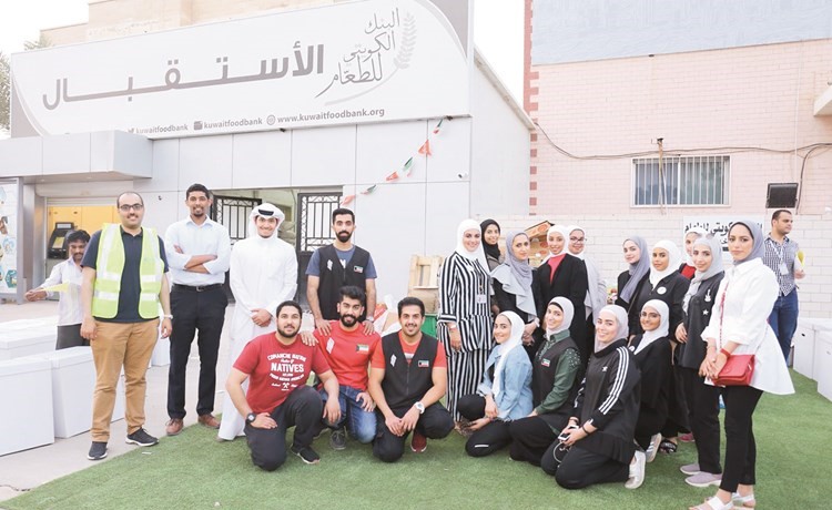 ﻿لقطة جماعية لأعضاء فريق مبادرة الماچلة من بنك الكويت الدولي (KIB)﻿