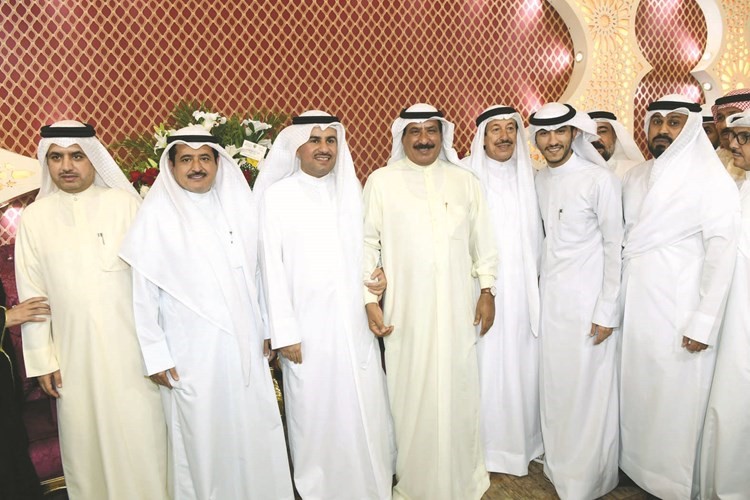 ثامر السويط متوسطا بعض المهنئين﻿