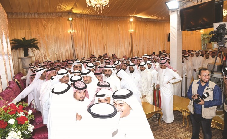 ثامر السويط أثناء استقباله المهنئين﻿