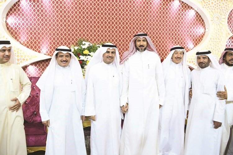 ثامر السويط مع بعض المباركين﻿