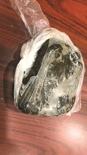 المضبوطات من الشبو والحشيش قام المتهم بوضعها في أمتعته﻿