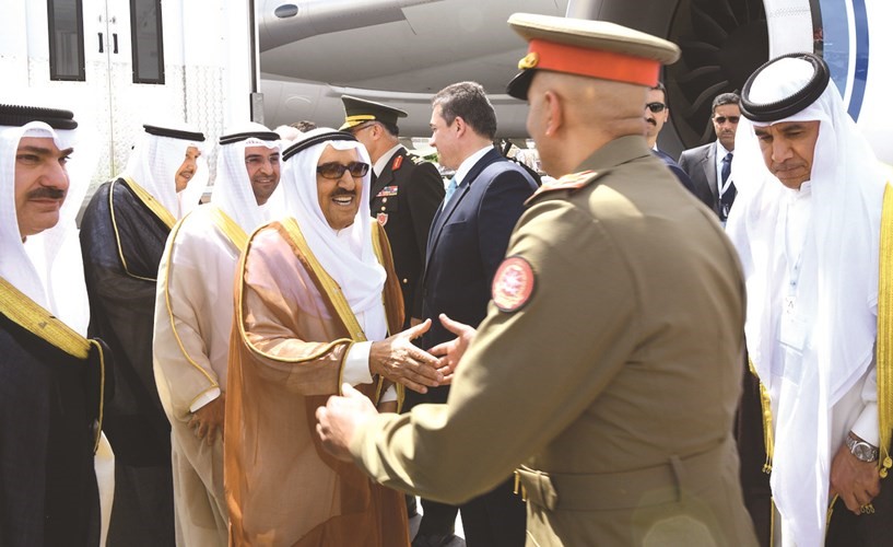 صاحب السمو الأمير مصافحا مستقبليه لدى وصوله إلى إسطنبول﻿