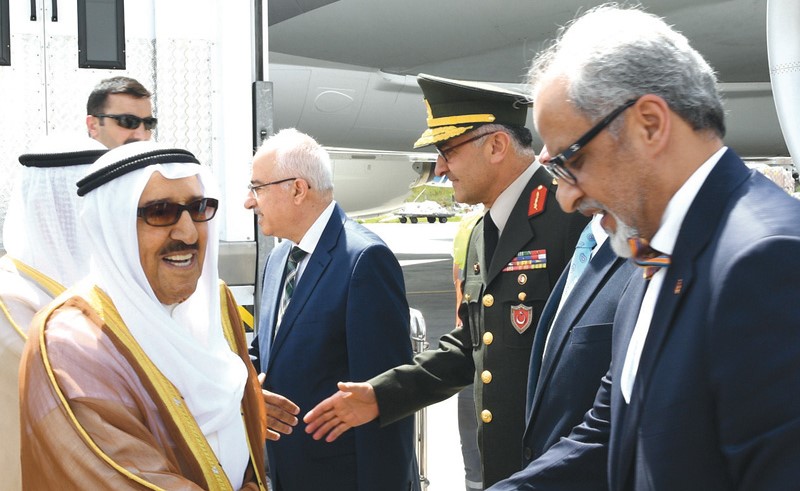صاحب السمو الأمير الشيخ صباح الأحمد لدى وصوله إلى اسطنبول و في استقباله سفيرنا لدى اسطنبول غسان الزواوي
