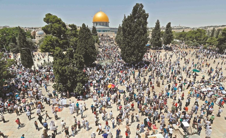 الاف الفلسطينيين يؤدون صلاة الجمعة أمس	(أ.ف.پ)﻿