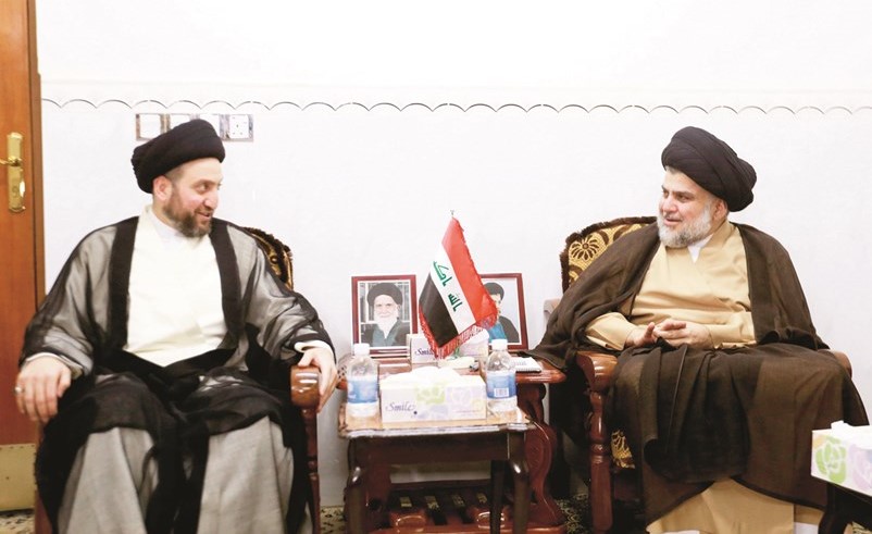 رجلا الدين مقتدى الصدر وعمار الحكيم خلال لقائهما 	(رويترز)﻿