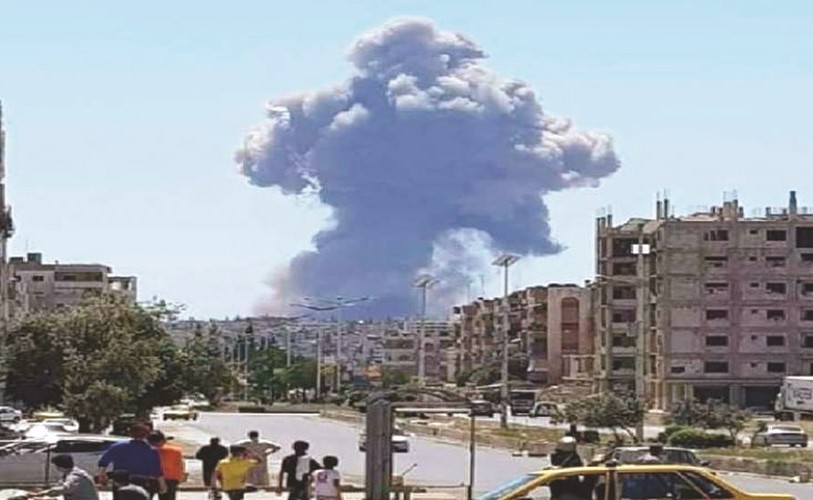 صورة تداولها ناشطون لأعمدة الدخان المتصاعدة من مطار حماة ﻿