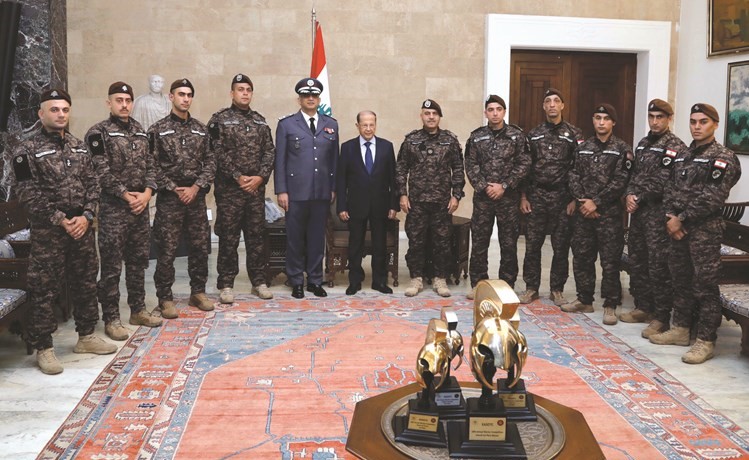 الرئيس العماد ميشال عون مستقبلا المدير العام لقوى الامن الداخلي اللواء عماد عثمان والعميد فؤاد خوري وفريق السرية الخاصة الفهود الذي فاز بالمرتبة الاولى في مسابقة المحارب الدولية									(محمود الطويل) ﻿