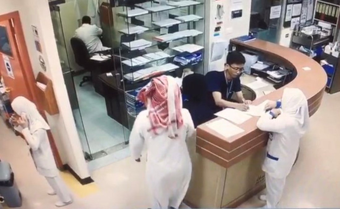 بالفيديو.. اعتداء وحشي وطعن موظف في قلب مستشفى في السعودية