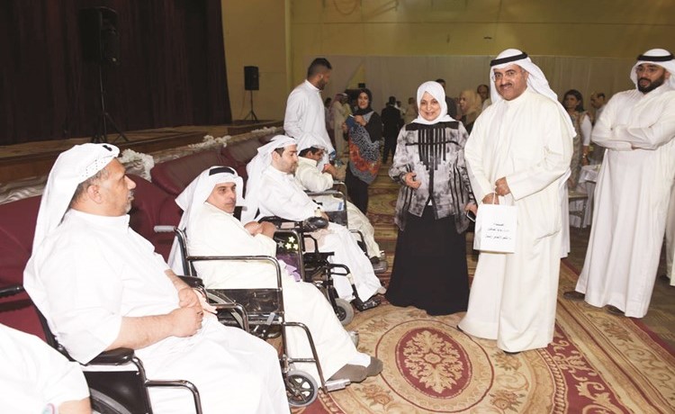هند الصبيح تشارك في جانب من توزيع الهدايا على نزلاء دور الرعاية﻿