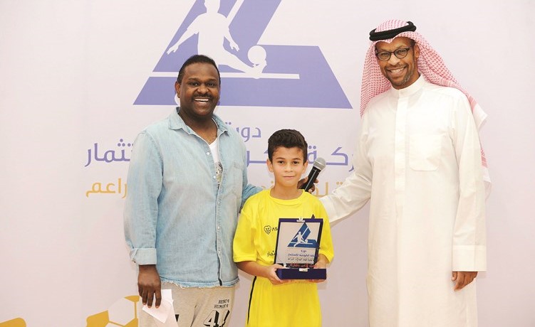 طلال الرشدان يكرم مهند أيمن بجائزة افضل لاعب﻿