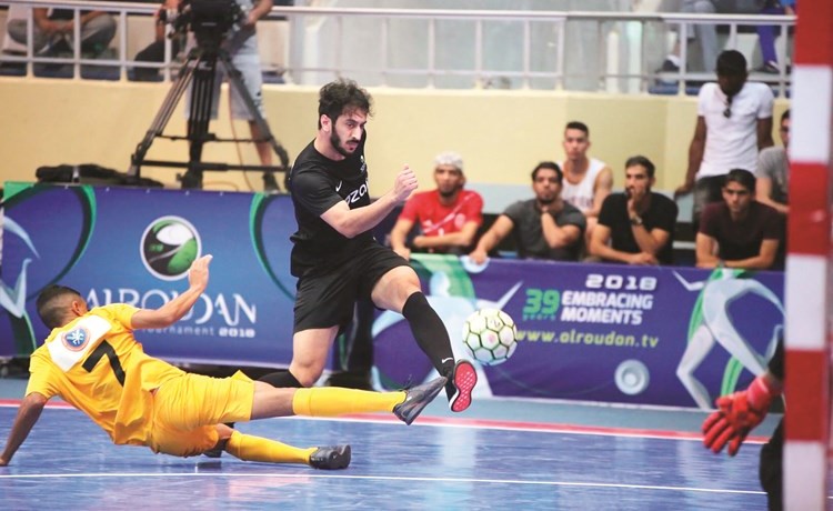 عبدالرحمن الطويل يحاول التسديد على المرمى ﻿