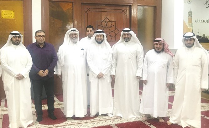 د.وليد الشعيب خلال زيارته لمساجد الأحمدي﻿