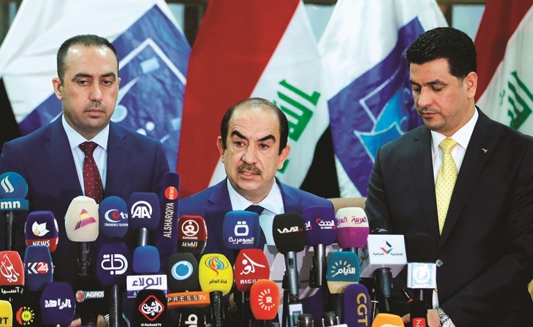 رئيس الإدارة الانتخابية رياض البدران أثناء مؤتمر صحافي لإعلان نتائج الانتخابات 	(رويترز)﻿