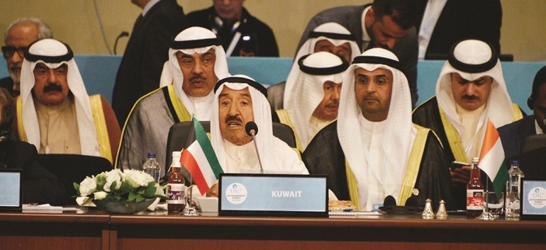 صاحب السمو الأمير الشيخ صباح الأحمد يلقي كلمته خلال القمة الاستثنائية لمنظمة التعاون الإسلامي ﻿﻿ويبدو الشيخ صباح الخالد ود.نايف الحجرف وخالد الجارالله وأحمد فهد الفهد والشيخ خالد العبدالله ﻿