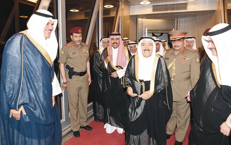 صاحب السمو الأمير الشيخ صباح الأحمد لدى عودته إلى البلاد بعد مشاركته في قمة اسطنبول وفي استقباله سمو ولي العهد الشيخ نواف الأحمد